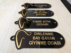 gold kabartmalı pleksi tabela vidalı pleksi