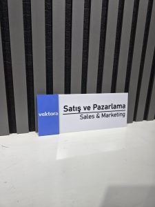 kabartma Ahşap Kenarlı pleksi Kapı İsimliği