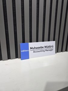 mavi Ahşap Kenarlı pleksi Kapı İsimliği
